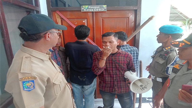 Massa Sentral Mahasiswa dan Pemuda Peduli Petani (SEMESTA) memalang pintu ruangan Ketua DPRD Kabupaten Bima karena kecewa aspirasi mereka tidak direspon, Senin (24/6/2024) pagi.