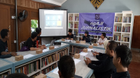 Suasana ngAJI Jurnalistik Berita Ramah Anak yang digelar AJI Mataram Biro Bima di Kalikuma Library Kelurahan Ule Kota Bima, Jumat (21/6/2024).