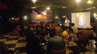 Suasana Sosialisasi Pendidikan Pemilih Ngopi Bareng Media yang diselenggarakan KPU Kabupaten Bima di Surf Cafe Kawasan Amahami Kota Bima, Sabtu (8/6/2024) malam. Foto US/ Berita11.com.