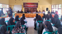 Suasana pelantikan Petugas Pemutakhiran Data Pemilih untuk Pilkada serentak 2024 di aula kantor Pemerintah Kecamatan Woha Kabupaten Bima, Senin (24/6/2024).