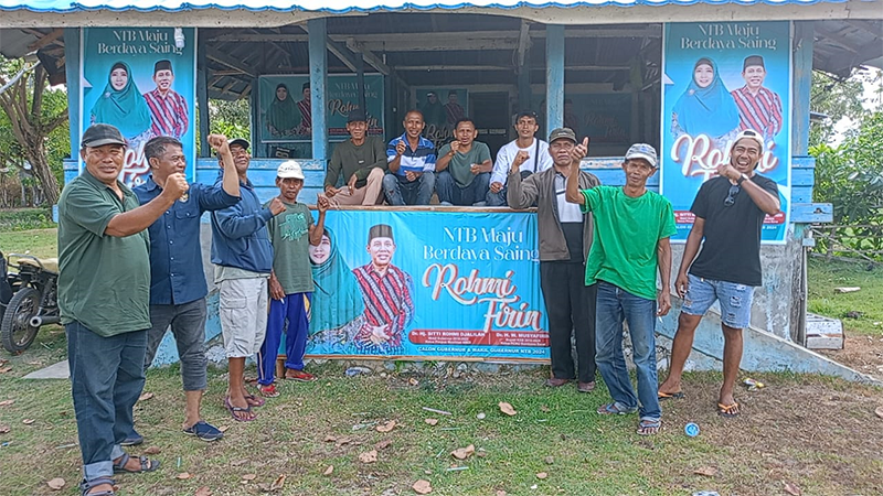 Foto Bersama relawan Rohmi-Firin di Kabupaten Bima usai memasang baliho di posko pemenangan di Desa Lewintana Kecamatan Soromandi Kabupaten Bima, Rabu (26/6/2024).