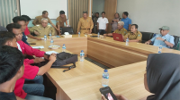 Wakil Bupati Bima, H Dahlan M Noer saat menerima audiensi massa Eksekutif Kabupaten Liga Mahasiswa Nasional untuk Demokrasi (EK-LMND) Kabupaten Bima, Senin (24/6/2024).