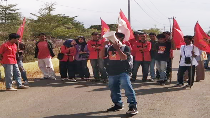 Aksi massa Liga Mahasiswa Nasional untuk Demokrasi (LMND) menolak PT Sumbawa Timur Mining mengelola sumber daya mineral di Kecamatan Parado Kabupaten Bima. Massa menggelar aksi di depan kantor Pemkab Bima, Senin (24/6/2024).