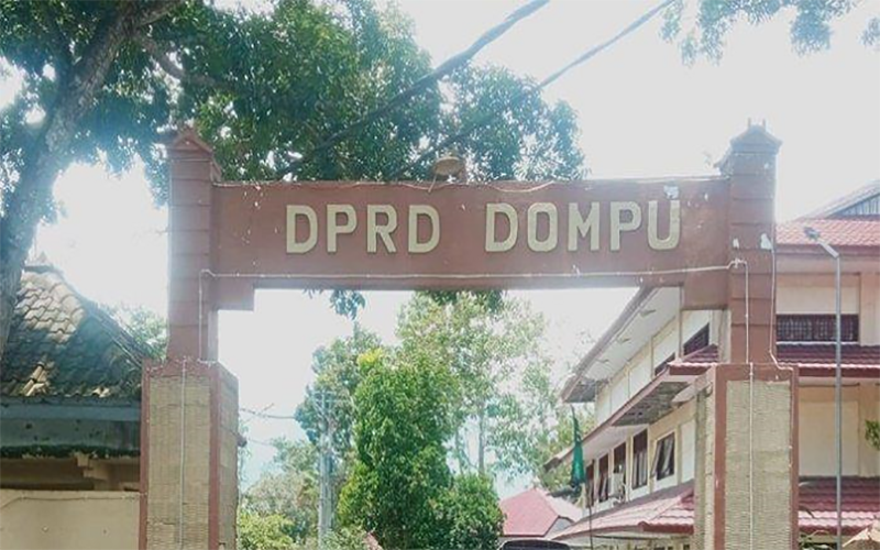 Gerbang DPRD Kabupaten Dompu, Nusa Tenggara Barat. Foto Ist.