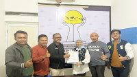 Ketua Panitia Pengarah Musda XV HIPMI NTB, Budi Wawan saat menerima berkas pendaftar calon Ketua Umum HIPMI NTB.
