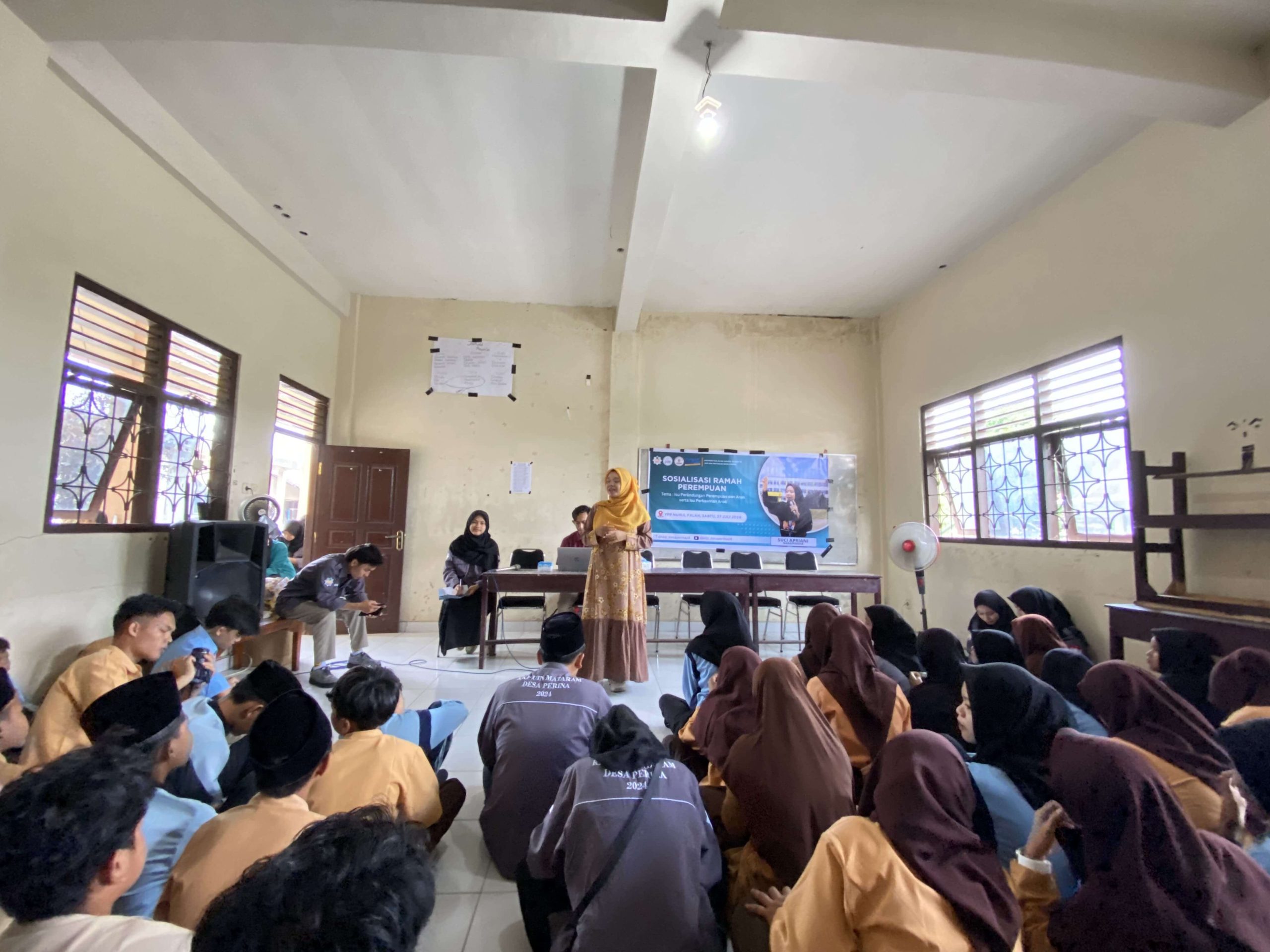 Suasana sosialisasi ramah perempuan bertajuk Perlindungan Perempuan dan Anak serta isu Perkawinan Anak di kantor Yayasan Nurul Falah Desa Perina, Kecamatan Jonggat, Lombok Tengah, Sabtu (27/7/2024) lalu.