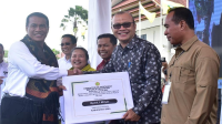 Kepala Dinas Pertanian dan Perkebunan Kabupaten Bima, Afifuddin saat menerima bantuan regular tahun 2024 untuk petani di Kabupaten Bima dari Menteri Pertanian RI. Foto Ist.
