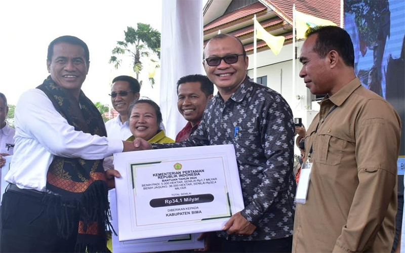 Kepala Dinas Pertanian dan Perkebunan Kabupaten Bima, Afifuddin saat menerima bantuan regular tahun 2024 untuk petani di Kabupaten Bima dari Menteri Pertanian RI. Foto Ist.