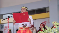 Ketua DPRD Kabupaten Dompu, Andi Bachtiar, A.Md.Par saat membacakan teks Pembukaan UUD 1945 pada upacara HUT ke-209 Dompu yang berlangsung di lapangan Beringin kantor Pemerintah Kabupaten (Pemkab) Dompu, Kamis (18/4/2024) pagi.