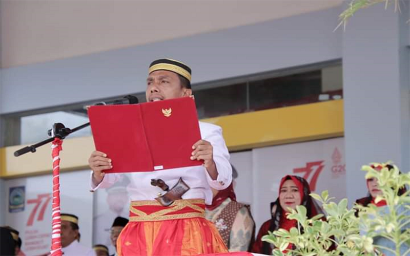 Ketua DPRD Kabupaten Dompu, Andi Bachtiar, A.Md.Par saat membacakan teks Pembukaan UUD 1945 pada upacara HUT ke-209 Dompu yang berlangsung di lapangan Beringin kantor Pemerintah Kabupaten (Pemkab) Dompu, Kamis (18/4/2024) pagi.