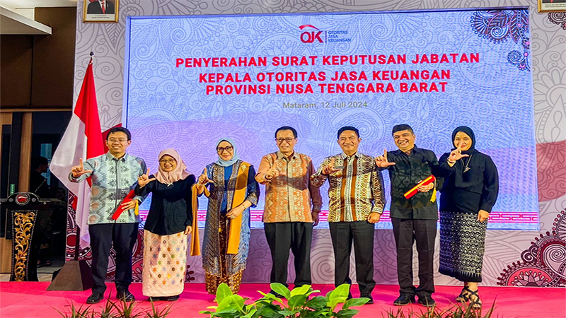 Foto bersama Penjabat Gubernur NTB, Hasanudin bersama Kepala OJK Mataram yang baru dilantik, Jumat (13/7/2024).