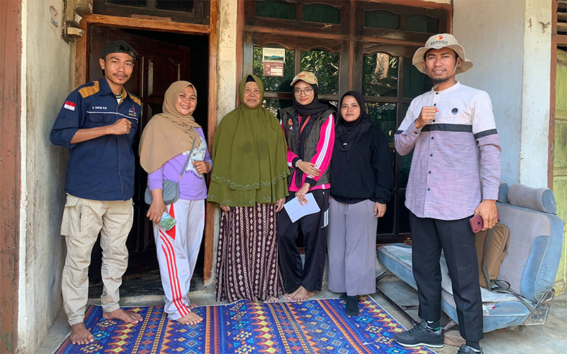 Pantarlih, PPS dan PKD Nggembe Kecamatan Bolo Kabupaten Bima saat mendatangi rumah warga yang sebelumnya diduga belum dicoklit sesuai prosedur. Foto Ist.