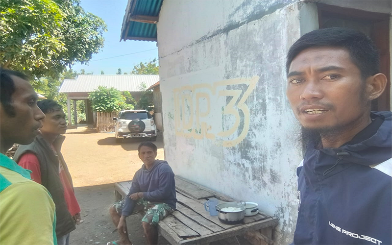 Panwascam Bolo untuk Pilkada serentak 2024 dan jajaran saat melaksanakan uji peti terhadap sampling data pemilih yang telah dilaporkan oleh Pantarlih di Desa Nggembe Kecamatan Bolo Kabupaten Bima telah melalui proses pencocokan dan penelitian data pemilih, Jumat (19/7/2024).