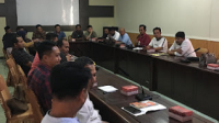 Suasana Rapat Dengar Pendapat Umum (RDPU) di ruangan rapat utama DPRD Dompu, Jumat (31/5/2024).