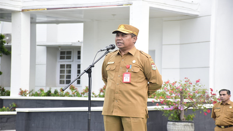 Sekda Kota Bima H Mukhtar memimpin apel gabungan aparatur sipil negara di halaman kantor Pemerintah Kota (Pemkot) Bima, Senin (5/2/2024).