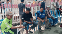 Personil Tagana Dinsos Kabupaten Bima, M Ade Apriyadin (rompi biru tengah) saat melayat di rumah duka di Desa Darussalam Kecamatan Bolo, Sabtu (27/7/2024) pagi.