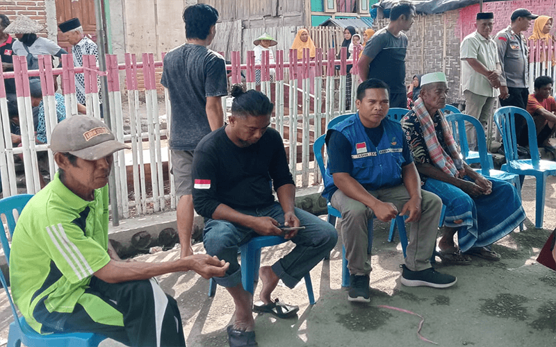 Personil Tagana Dinsos Kabupaten Bima, M Ade Apriyadin (rompi biru tengah) saat melayat di rumah duka di Desa Darussalam Kecamatan Bolo, Sabtu (27/7/2024) pagi.