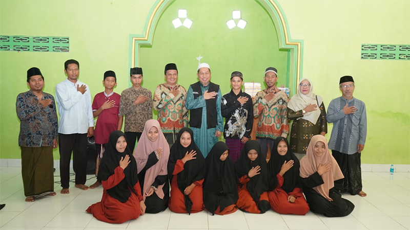 Pj Wali Kota Bima, H Mohammad Rum foto bersama santri dan pengurus Ponpes Al Ikhlas Muhammadiyah Kota Bima.