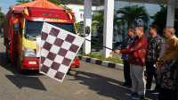 Pj Wali Kota Bima, H Mohammad Rum didampingi sejumlah pejabat melepas angkutan yang menyalurkan program bantuan pangan cadangan beras tahap 1, Kamis (15/2/2024).