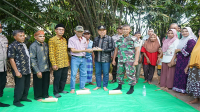 Pj Wali Kota Bima, H Mohammad Rum menyerahkan bantuan program pompanisasi di wilayah Jatibaru Timur Kecamatan Asakota Kota Bima, Kamis (27/6/2024).