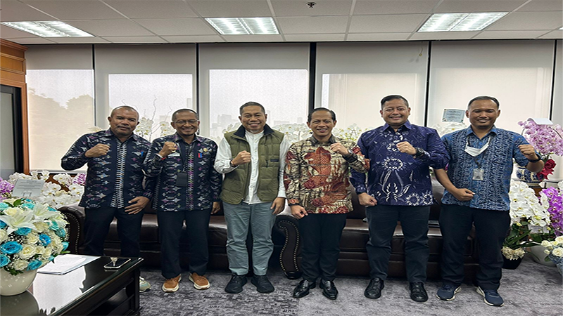 Pj Wali Kota Bima, H Mohammad Rum bersama sejumlah pejabat Pemerintah Kota (Pemkot) Bima saat kunjungan kerja ke kantor Kementerian Lingkungan Hidup dan Kehutanan Republik Indonesia (Kemen LH) di Jakarta, Jumat (22/3/2024).