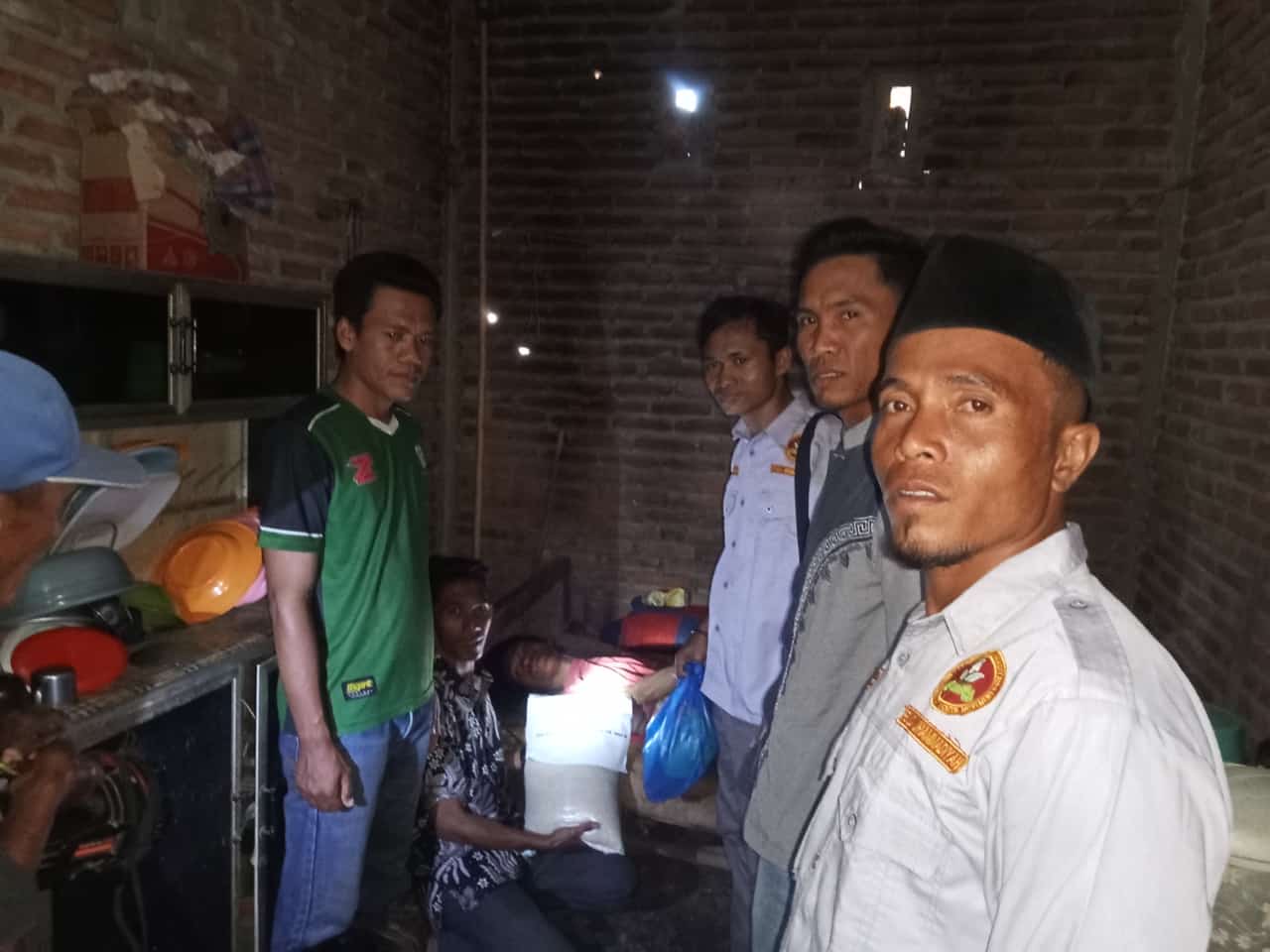 Pengurus PCPM Bolo Kabupaten Bima saat menyalurkan bantuan sembako kepada kelompok disabilitas dan kaum dhuafa di Desa Timu Kecamatan Bolo Kabupaten Bima, Jumat (26/7/2024).