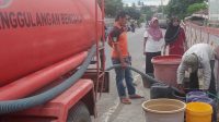 Petugas BPBD Kabupaten Bima saat menyalurkan 10 ribu liter air bersih terus menangani dampak hidrometerologi berupa kekeringan di Desa Pesa Kecamatan Wawo Kabupaten Bima, Sabtu (27/7/2024) lalu.