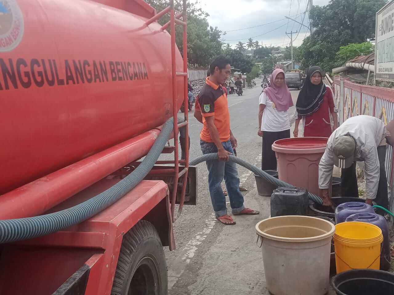 Petugas BPBD Kabupaten Bima saat menyalurkan 10 ribu liter air bersih terus menangani dampak hidrometerologi berupa kekeringan di Desa Pesa Kecamatan Wawo Kabupaten Bima, Sabtu (27/7/2024) lalu.