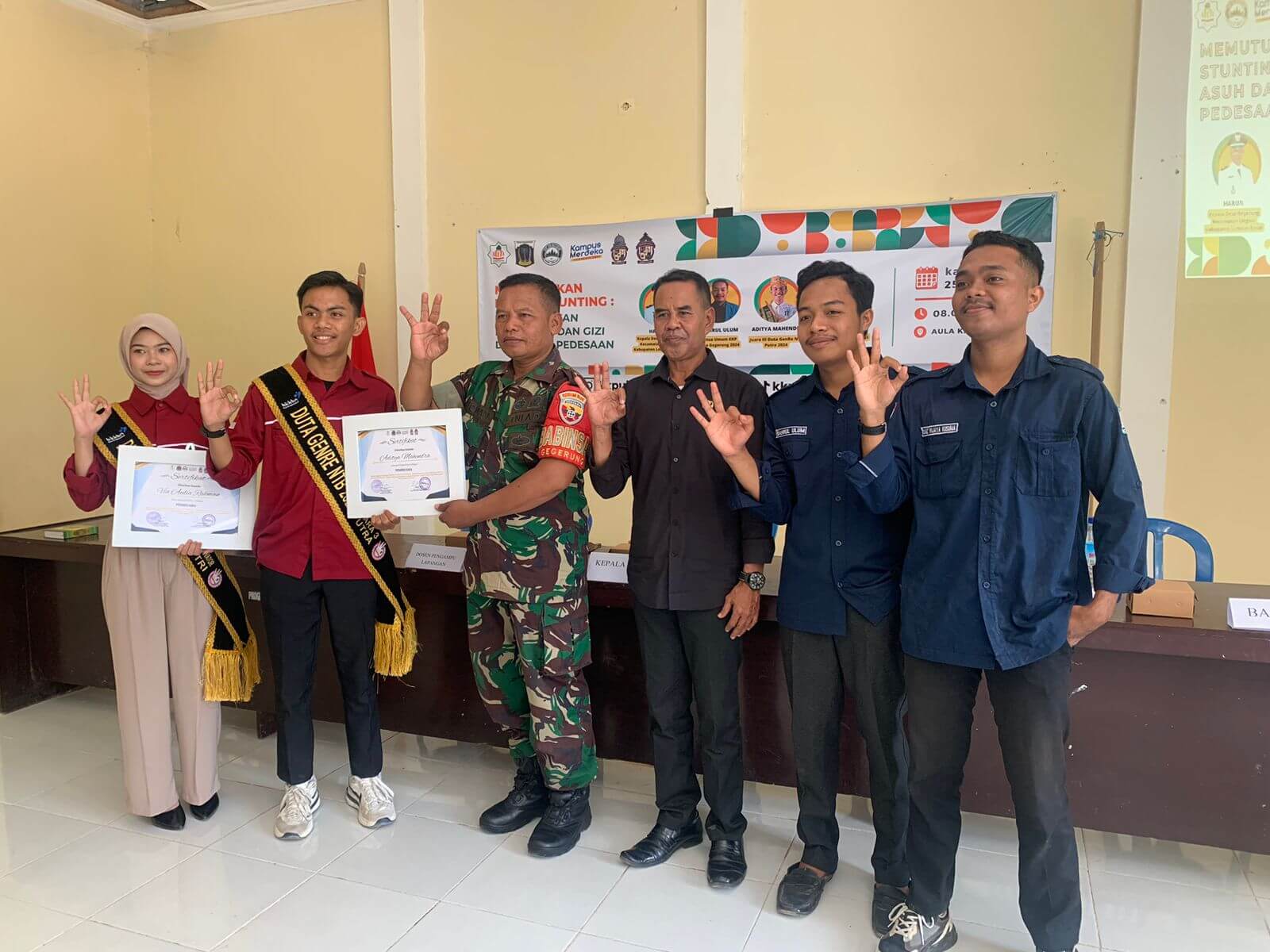 Foto bersama kelompok Kuliah Kerja Partisipatif (KKP) UIN Mataram dan stake holder terkait di sela sosialisasi bertajuk Memutus Rantai Stunting: Meningkatkan Pola Asuh dan Gizi di Daerah Pedesaan di Aula Desa Gegerung Kecamatan Lingsar, Kabupaten Lombok Barat, Kamis (25/7/ 2024).