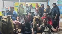 Foto bersama Ketua dan anggota Paguyuban Pasundan Bima di stand kuliner pameran Pembangunan Kabupaten Bima dalam rangka hari jadi ke-384 Bima dan HUT ke-79 RI di halaman kantor Pemkab Bima, 25-28 Juli 2024.