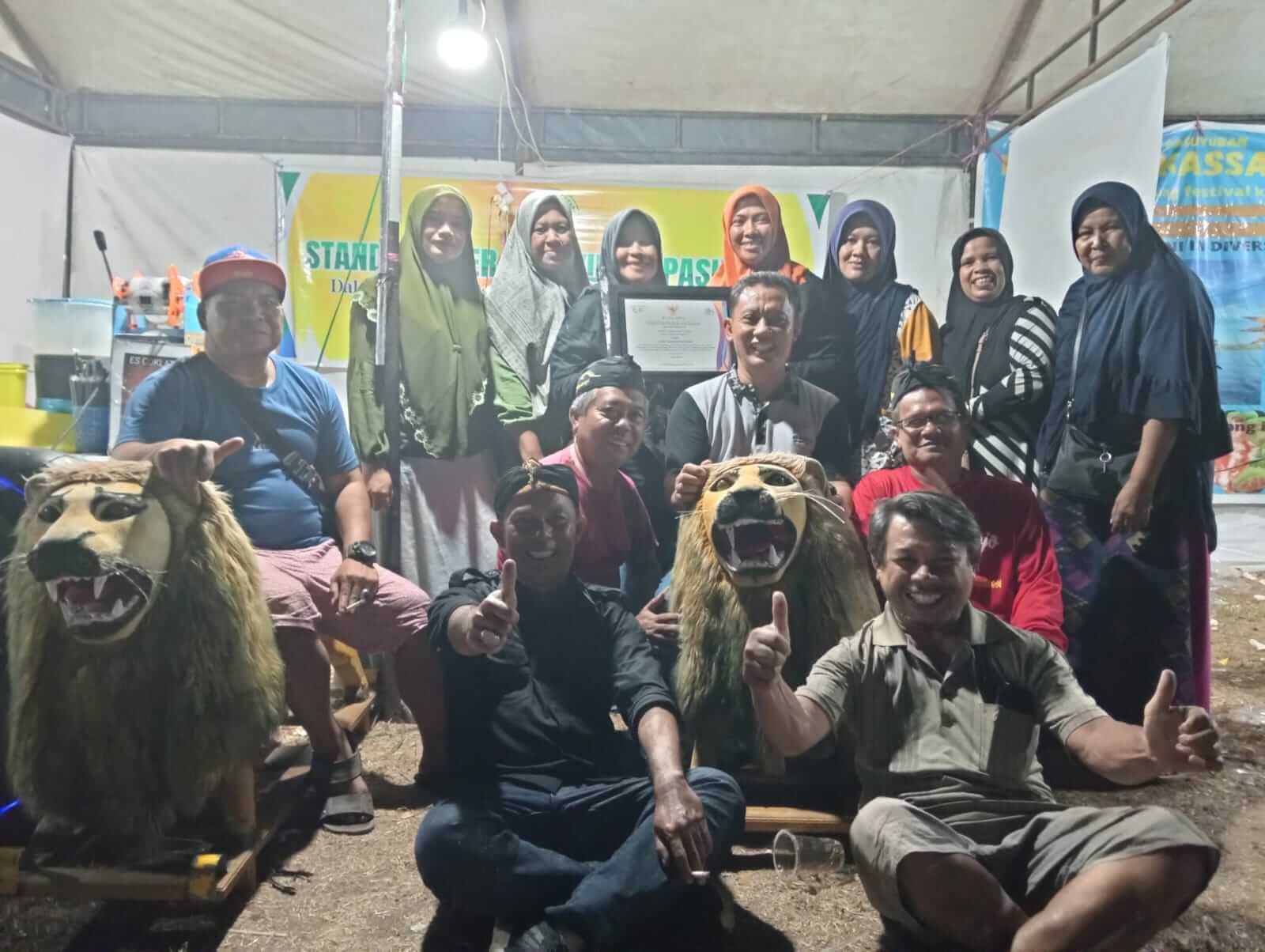 Foto bersama Ketua dan anggota Paguyuban Pasundan Bima di stand kuliner pameran Pembangunan Kabupaten Bima dalam rangka hari jadi ke-384 Bima dan HUT ke-79 RI di halaman kantor Pemkab Bima, 25-28 Juli 2024.