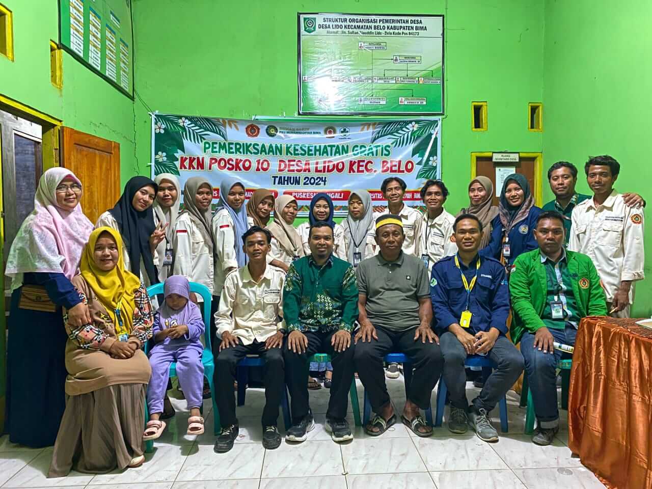 Foto bersama peserta KKN Tematik Angkatan III UM Bima, Perwakilan RS PKU Muhammadiyah Bima dan jajaran PKM Ngali di sela pengobatan gratis di Desa Lido Kecamatan Belo Kabupaten Bima, Senin (29/7/2024).