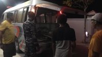 Korban tenggelam di Teluk Bima dievakuasi menuju Puskesmas Paruga Kota Bima setelah personil Pos Angkatan Laut (Pos AL) Bima membantu proses evakuasi dengan berkoordinasi dengan piket Puskesmas Paruga dan pihak BPBD Kota BIma, Senin (29/7/2024) malam.