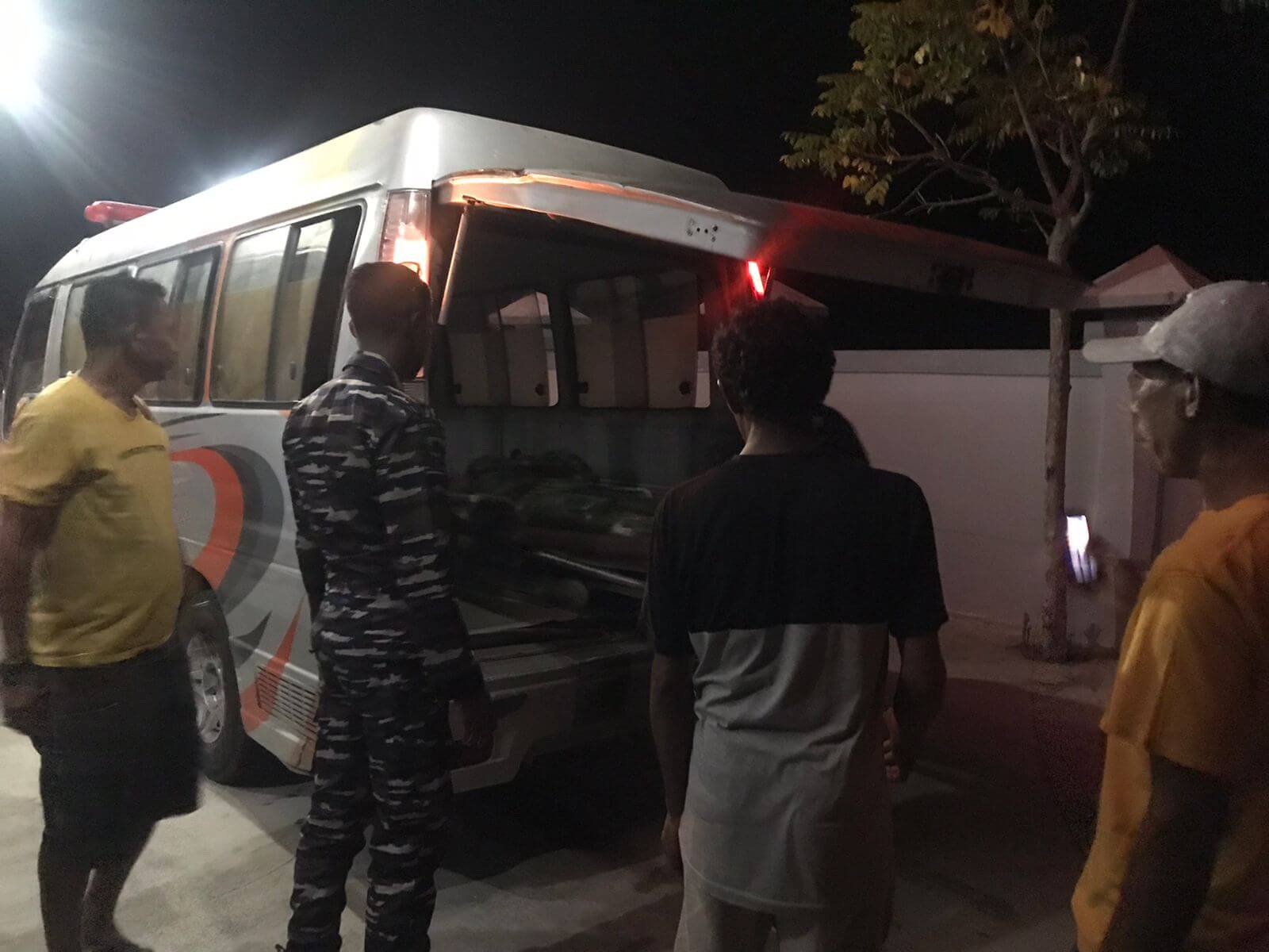 Korban tenggelam di Teluk Bima dievakuasi menuju Puskesmas Paruga Kota Bima setelah personil Pos Angkatan Laut (Pos AL) Bima membantu proses evakuasi dengan berkoordinasi dengan piket Puskesmas Paruga dan pihak BPBD Kota BIma, Senin (29/7/2024) malam.