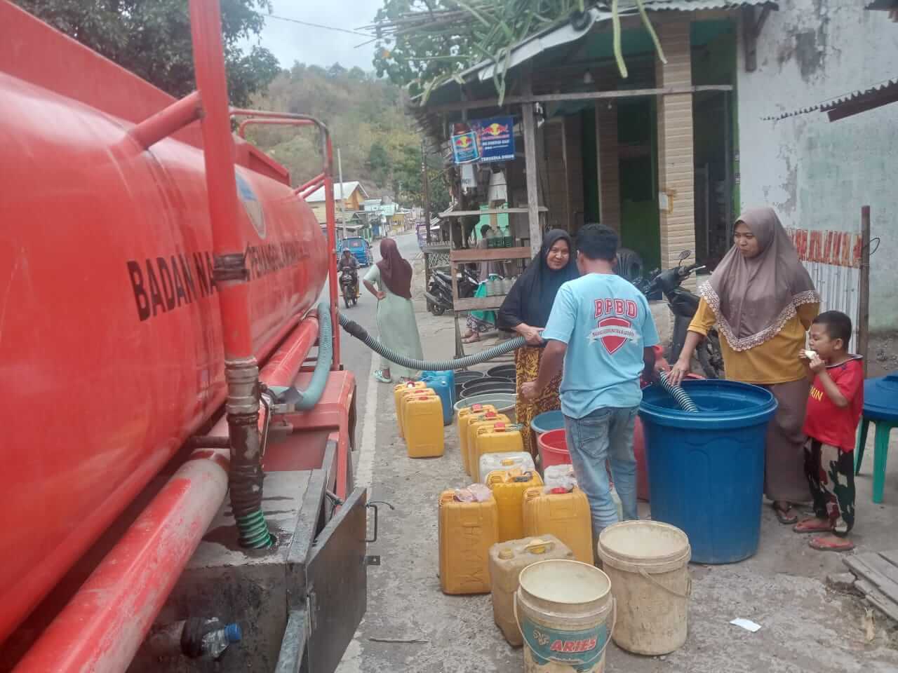 Petugas BPBD Kabupaten Bima menyalurkan bantuan air bersih untuk ratusan kepala keluarga yang mengalami krisis air bersih akibat dampak bencana kekeringan dan cuaca panas (El Nino) di Kabupaten Bima, Senin (30/7/2024).