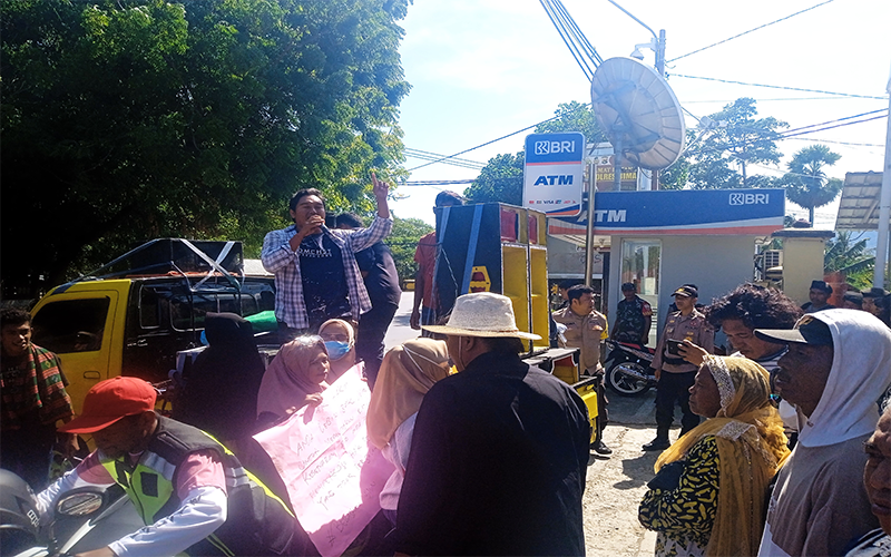 Massa Aliansi Rakyat Menggugat Keadilan dari Desa Renda Kecamatan Belo Kabupaten Bima saat menggelar aksi unjuk rasa di depan Mako Polres Bima, Jl Lintas Bima di Desa Panda Kecamatan Palibelo Kabupaten Bima, Senin (15/7/2024).