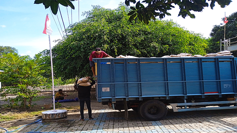 Proses distribusi bantuan benih padi di Kecamatan Bolo Kabupaten Bima, Nusa Tenggara Barat, yang bersumber dari Kementan Republik Indonesia, Selasa (9/7/2024). Foto US/ Berita11.com.