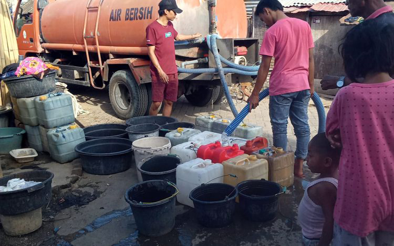 Petugas BPBD Kota Bima saat mendistribusikan air bersih kepada warga terdampak bencana kekeringan. Foto Ist.