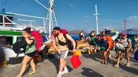 Puluhan WNA KM Marcopolo Blue tujuan Labuan Bajo saat tiba di Pelabuhan Bima, Kamis (18/7/2024) pagi.