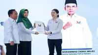 Pasangan Bakal Calon Gubernur dan Bakal Calon Wakil Gubernur Nusa Tenggara Barat Sitti Rohmi Djalilah dan Musafirin saat menerima mandat dari Partai Perindo. Foto Ist.