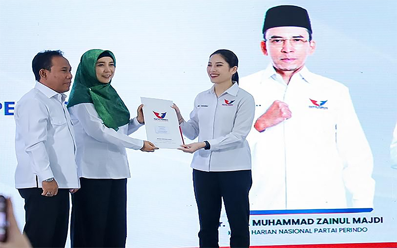Pasangan Bakal Calon Gubernur dan Bakal Calon Wakil Gubernur Nusa Tenggara Barat Sitti Rohmi Djalilah dan Musafirin saat menerima mandat dari Partai Perindo. Foto Ist.