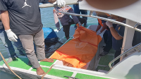 Proses evakuasi mayat pria tanpa busana di Pelabuhan Bima, Jumat (12/7/2024) lalu.