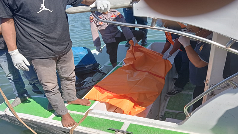 Proses evakuasi mayat pria tanpa busana di Pelabuhan Bima, Jumat (12/7/2024) lalu.
