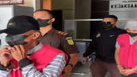 Mantan Kepala Desa dan mantan Kaur Keuangan Desa Riwo Kecamatan Woja Kabupaten Dompu saat dibawa menuju Lapas, Rabu (10/7/2024).