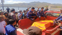 Mayat laki-laki tanpa busana dibawa ke Rumah Sakit Umum Daerah menggunakan mobil Damkar Kota Bima, Jumat (12/7/2024) siang.
