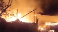 Si jago merah saat melahap rumah milik H Umar dan isinya Rabu (17/7/2024) subuh.