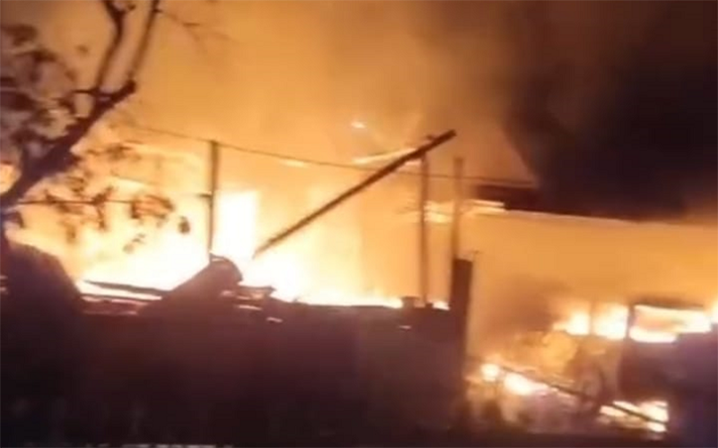 Si jago merah saat melahap rumah milik H Umar dan isinya Rabu (17/7/2024) subuh.