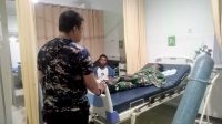 Petugas piket jaga Satuan Polairud Polres Bima Kota memantau kondisi korban saat mendapat perawatan di Puskesmas Paruga Kota Bima, Senin (29/7/2024) malam.