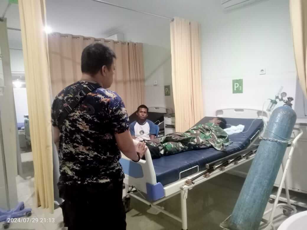 Petugas piket jaga Satuan Polairud Polres Bima Kota memantau kondisi korban saat mendapat perawatan di Puskesmas Paruga Kota Bima, Senin (29/7/2024) malam.