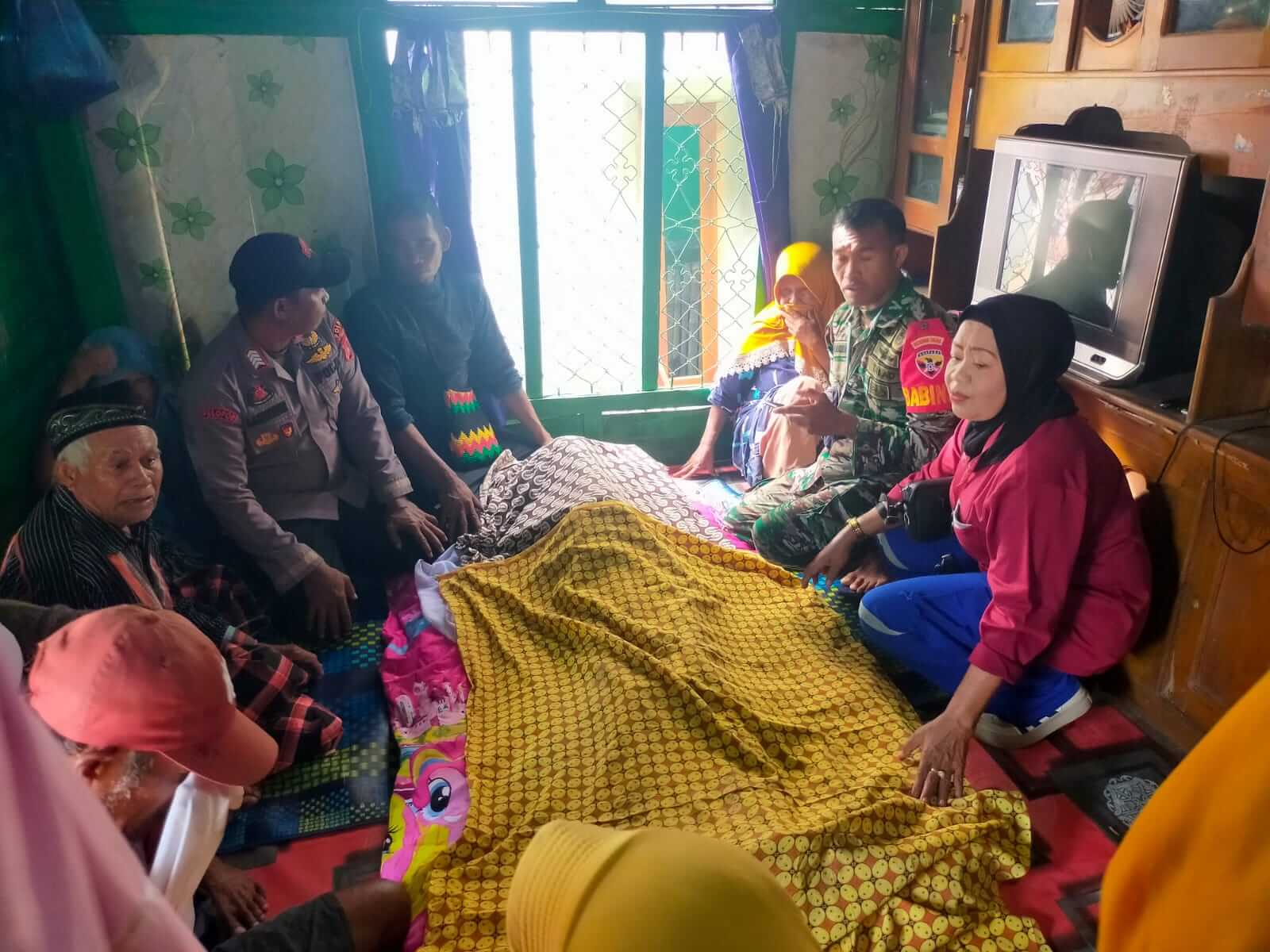 Suasana di rumah duka saat korban disemayamkan usai dievakuasi potensi SAR dan warga sekitar, Sabtu (27/7/2024).